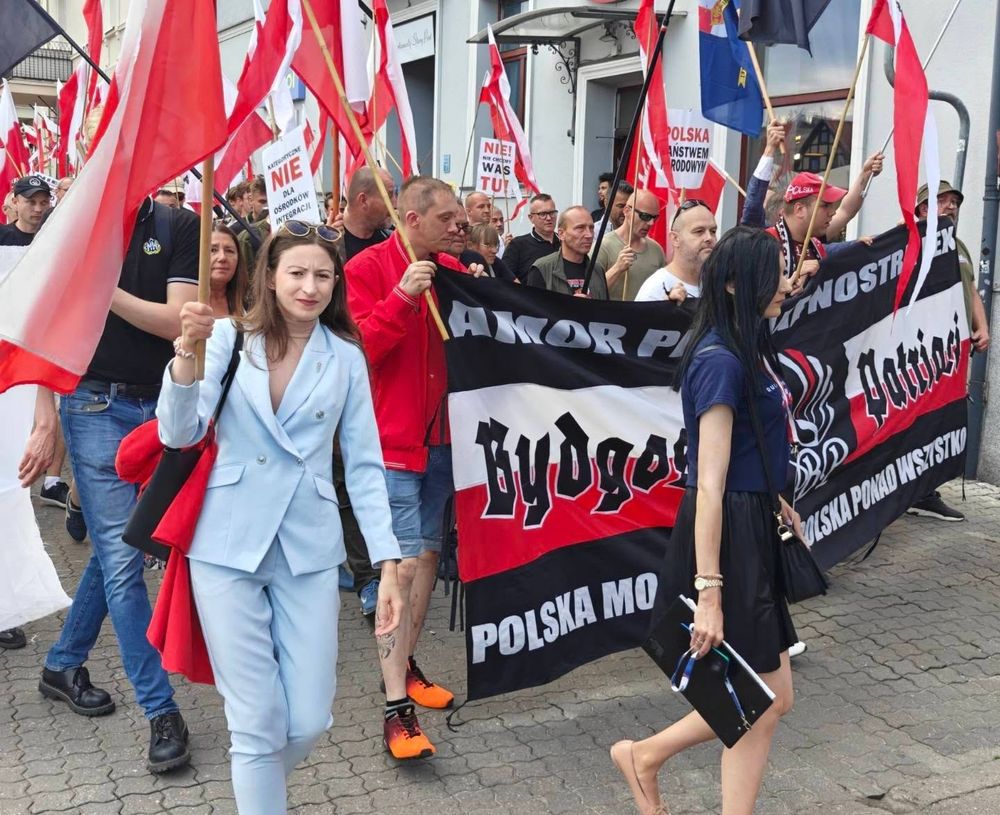 28.06.25 Bydgoszcz. Hanna Gutowska z faszystowskiego Ruchu Narodowego Krzysztofa Bosaka na czele rasistowskiej demonstracji przeciw migrantom..