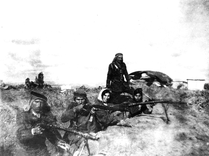 Palestyńczycy i Palestynki walczący przeciwko brytyjskiemu i syjonistycznemu kolonializmowi podczas Wielkiego Powstania lat 1936–1939.