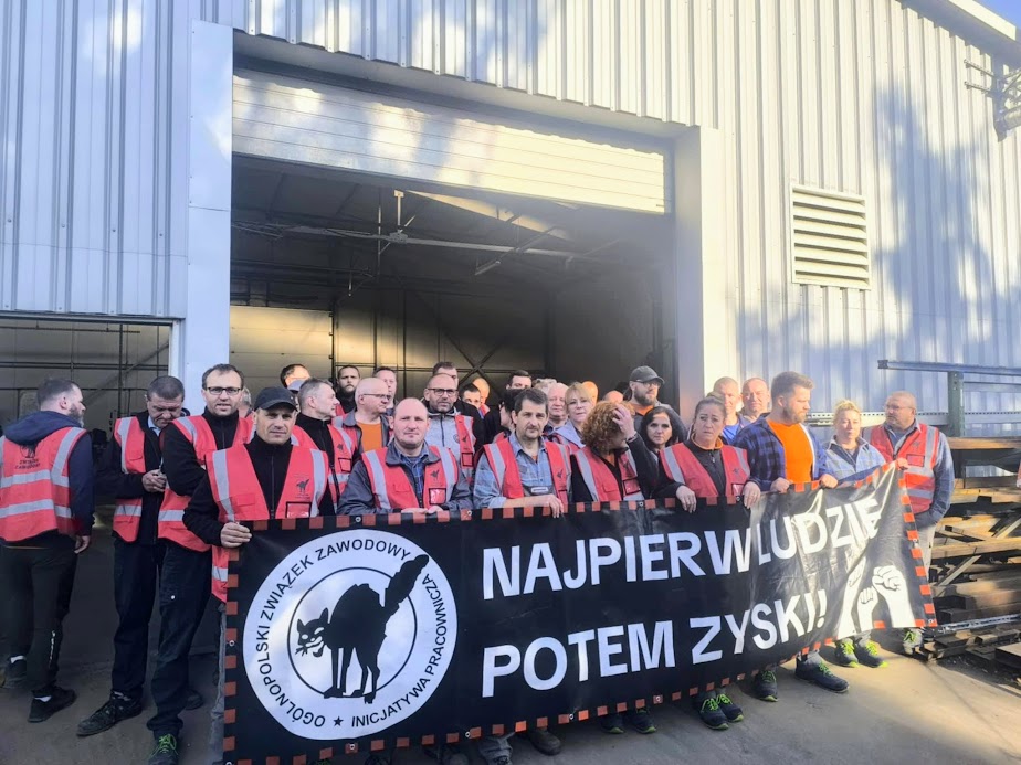 Transparent strajkujących pracowników i pracownicJeremiasa: "Najpierw ludzie - potem zyski".