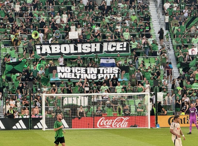 Kibice Austin FC w Texasie z hasłami „Zlikwidować ICE” i „W tym tyglu kultur nie ma miejsca dla ICE”.  (ICE to trumpowska policja imigracyjna odpowiedzialna m.in. za deportacje –  po angielsku ice znaczy też lód)”.
