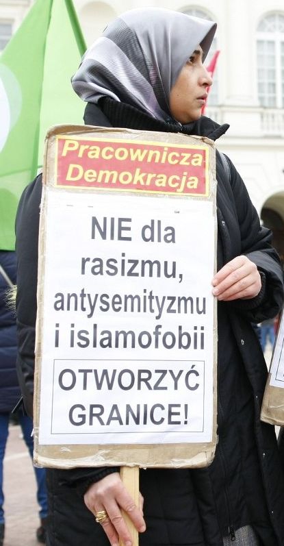 Muzułmanka z tabliczką Pracowniczej Demokracji: "Otworzyć granice""