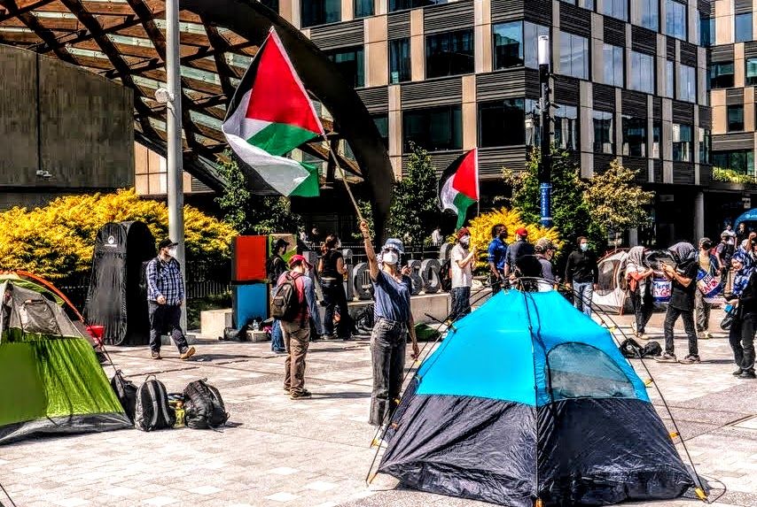 19.08.25 Redmond, w stanie Waszyngton. Demonstranci trzymają palestyńskie flagi 
podczas protestu na terenie kampusu Microsoftu.