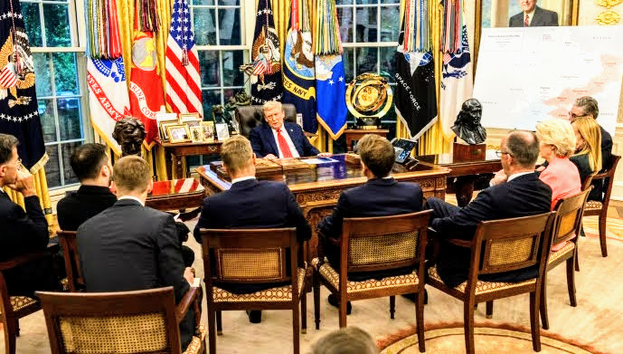 Obrazem lata stała się fotografia europejskich przywódców siedzących naprzeciwko Donalda Trumpa rozpartego za swoim biurkiem w Gabinecie Owalnym. Sojusznicy Trumpa komentowali ją jako wizerunek „dyrektora wzywającego wagarowiczów do gabinetu”.