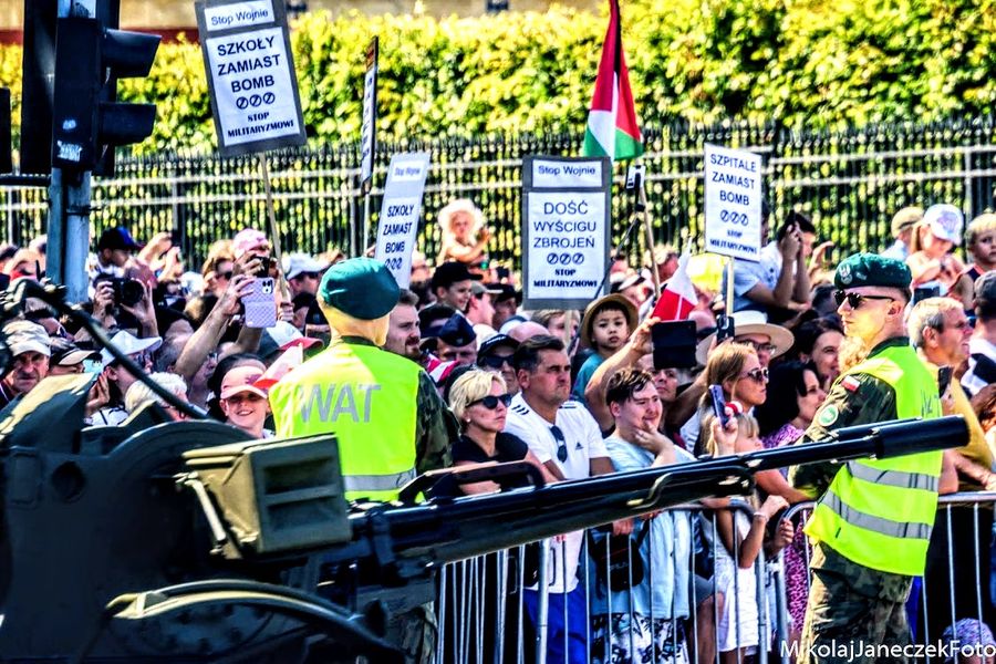 15.08.25 Warszawa. Szpitale, szkoły, mieszkania zamiast bomb! Stop wojnie i militaryzmowi! Protest podczas defilady z okazji Święta Wojska Polskiego.