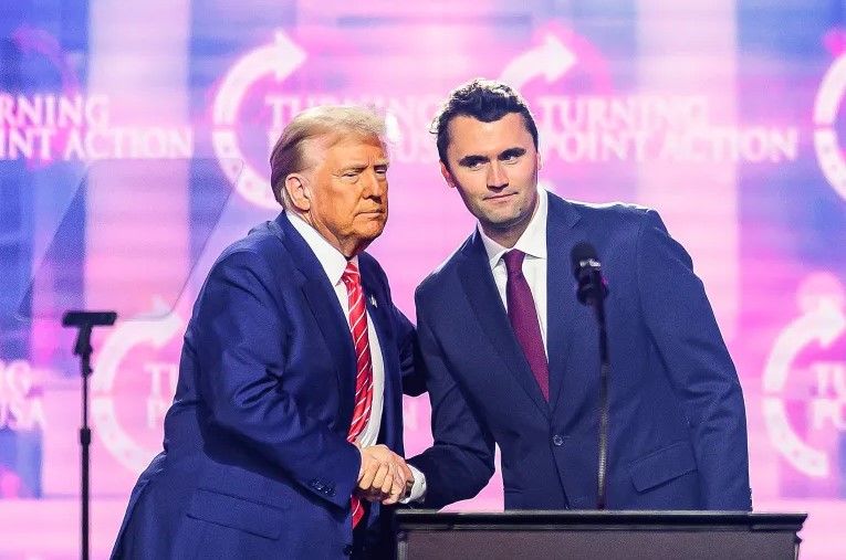 Charlie Kirk, lider Turning Point USA, na scenie wraz z Donaldem Trumpem podczas konferencji tej skrajnie prawicowej organizacji – w grudniu 2024 r.