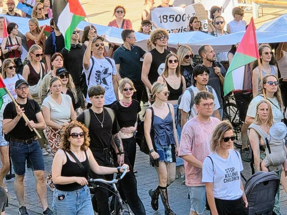 20.09.25 Warszawa. Demonstracja: „Marsz dla Palestyny. Razem przełamiemy blokadę Gazy!”. Drugi raz z rzędu stołeczna manifestacja propalestyńska liczyła tysiące ludzi. Protestujący m. in. solidaryzowali się z Globalną Flotyllą Sumud.