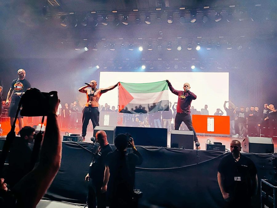 Glaca (wcześniej lider zespołu Sweet Noise) i Peja (współzałożyciel
hip-hopowego Slums Attack) z palestyńską flagą.