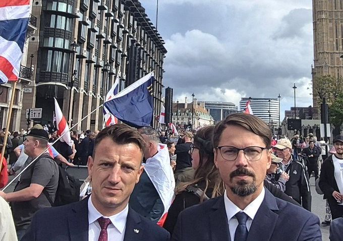 13.09.25 Londyn. Dwaj posłowie Konfederacji – Ryszard Wilk i Grzegorz Płaczek – na faszystowskiej demonstracji.
