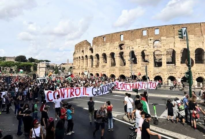 22.09.25 Rzym. Na banerze: „Przeciw ludobójstwu – blokujmy wszystko”.
