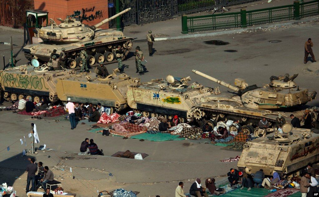 09.02.2011 w pobliżu placu Tahrir w Kairze. Żołnierze zaczęli bratać się z protestującymi. Idee ludzi szybko się zmieniały. Niestety jednak rewolucja nie doprowadziła do rozbrojenia generałów i ostatecznie doszło do kontrrewolucyjnego zamachu stanu.