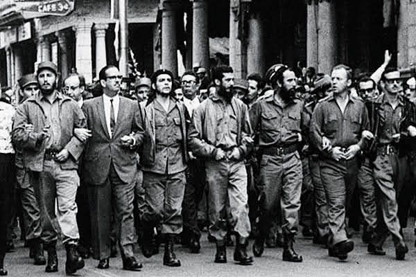 Postacie takie jak Fidel Castro i Che Guevara przewodzą marszowi w Hawanie rok po rewolucji kubańskiej. 