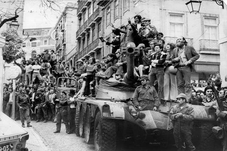 1974 r. Lizbona. Pracownicy dołączają do zbuntowanych żołnierzy podczas liczącej 100 000 osób demonstracji pierwszomajowej.