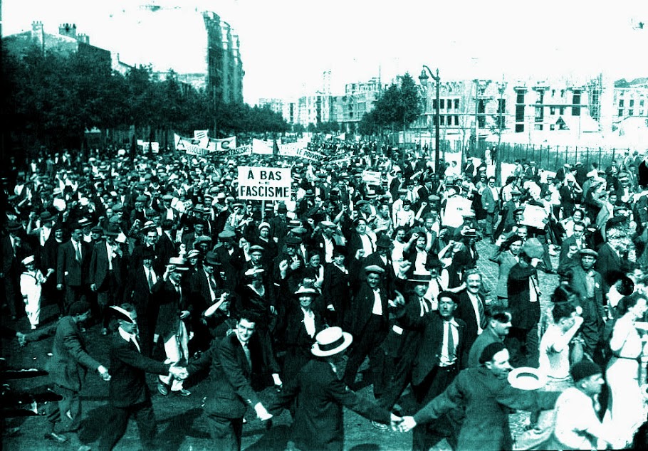 Rok 1934. Demonstracja Partii Socjalistycznej w Paryżu. 
Na tabliczce widnieje napis: „Precz z faszyzmem”.