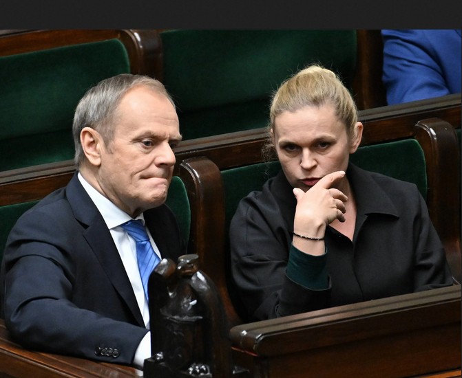 Ministra edukacji Barbara Nowacka z Donaldem Tuskiem.
Nowacka planuje wprowadzenie zakazu korzystania z mediów społecznościowych dla dzieci poniżej 15. roku życia. Projekt ustawy jest wzorowany na australijskim zakazie.