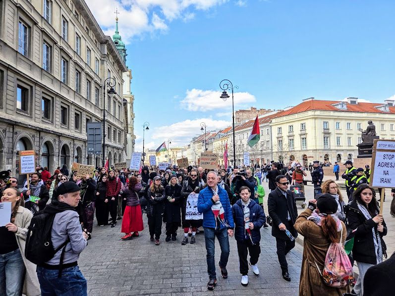 21.03.26 Warszawa. Demonstracja: WASZE ZBRODNIE – NASZE KOSZTY! IRAN, LIBAN, PALESTYNA – DOŚĆ AGRESJI USA I IZRAELA!