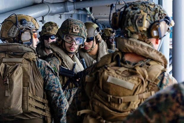 27.03.26. Amerykańscy marynarze i żołnierze piechoty morskiej na pokładzie USS Tripoli przybywają do regionu Zatoki Perskiej. W momencie oddawania do druku tego numeru Pracowniczej Demokracji tysiące amerykańskich żołnierzy gromadziło się w tym regionie przed ewentualną inwazją lądową na Iran. W obliczu gwałtownego wzrostu cen ropy i rosnącej niepopularności wojny Trump popada w coraz większą desperację.