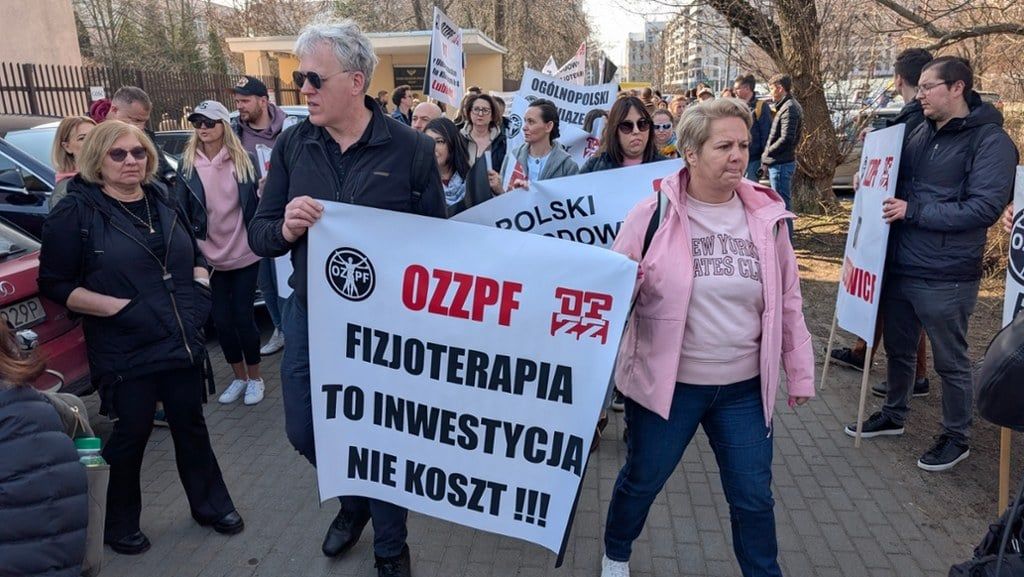 Pierwszy protest Komitetu Protestacyjnego OPZZ w Ochronie Zdrowia odbył się 16 marca przed Centrum Dialogu Społecznego w Warszawie, gdzie fizjoterapeuci zorganizowali pikietę pod hasłem: „Bronimy ustawy o minimalnych wynagrodzeniach w ochronie zdrowia”.
