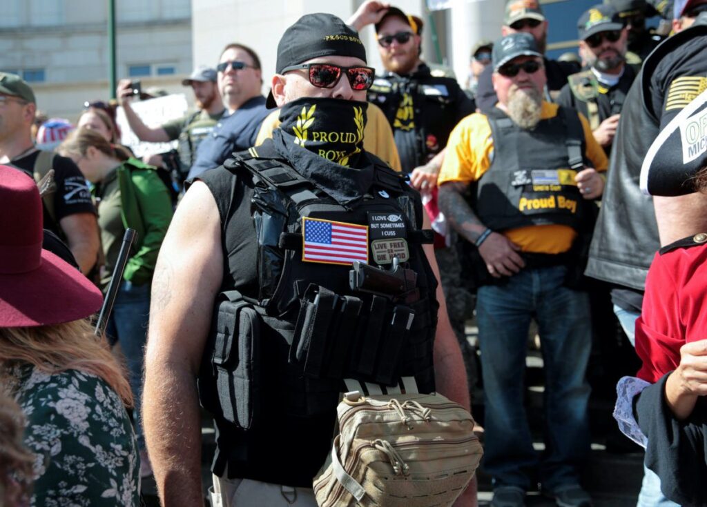 Faszyści z Proud Boys są werbowani do ICE.