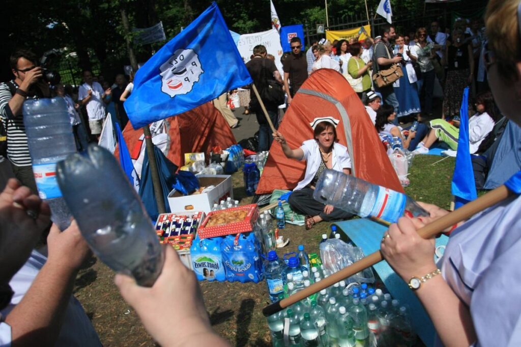 Rok 2007. Białe miasteczko pielęgniarek przed Kancelarią Premiera. Potrzebujemy nasilenia akcji związków zawodowych.