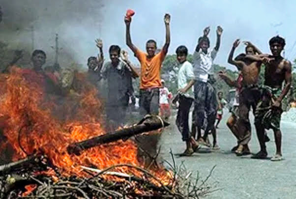 12.04.2008 Dhaka, Bangladesz. 20 000 pracowników uczestniczyło w zamieszkach spowodowanych wysokimi cenami żywności i niskimi płacami.