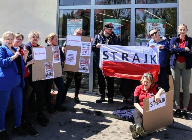 25.04.2026 Pikieta strajkujących z legnickiego Dino. Tylko pracownicy i pracownice mogą obalić system wyzysku.
