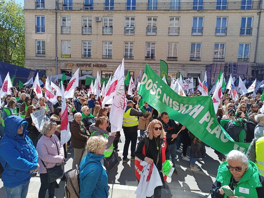 27 kwietnia kilka tysięcy pracowników ZUS z całej Polski wzięło udział w demonstracji przed siedzibą Ministerstwa Finansów.