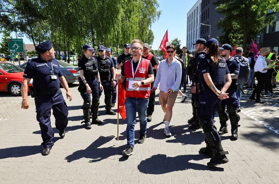 Protest pod centralą Dino Polska w Krotoszynie.