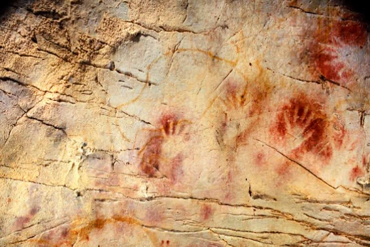 Malowidła naskalne w jaskini El Castillo w Hiszpanii pochodzą sprzed ponad 40 000 lat. W najwcześniejszych społecznościach ludzkich sztuka była sposobem podejmowania prób zrozumienia świata przyrody.