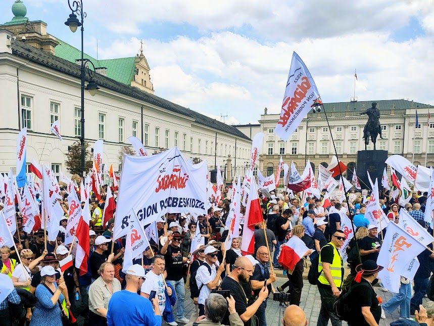 Manifestanci przed Pałacem rezydenckim.