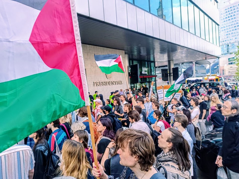 27.05.26 Warszawa. „Aresztować izraelskich zbrodniarzy!”. Głośny protest przeciw szokującej imprezie NexTech będącej promocją izraelskiego przemysłu śmierci. Brały w niej udział także osoby osobiście zaangażowane w zbrodnie wojenne. Konferencja NexTech Warsaw 2026 została zorganizowana przez izraelską instytucję CyberTech Global, która współpracuje z firmami i instytucjami bezpośrednio zaangażowanymi w ludobójstwo w Strefie Gazy.