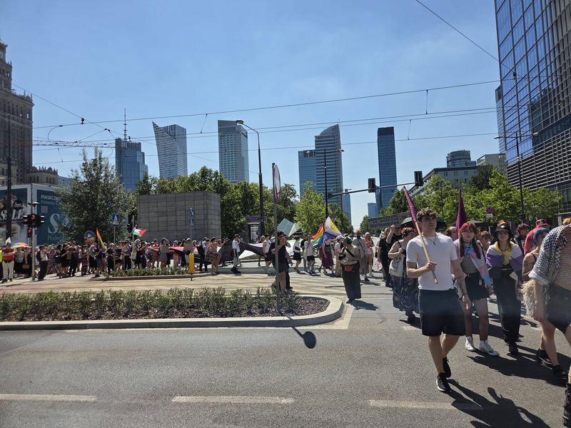 20.06.26 Alternatywna Parada Rowności w Warszawie. Była liczna… i bez wielkich korporacji, bez sponsorow Izraela. [„Pinkwashing”: ykorzystywanie osób LGBTQ+ do poprawy wizerunku].