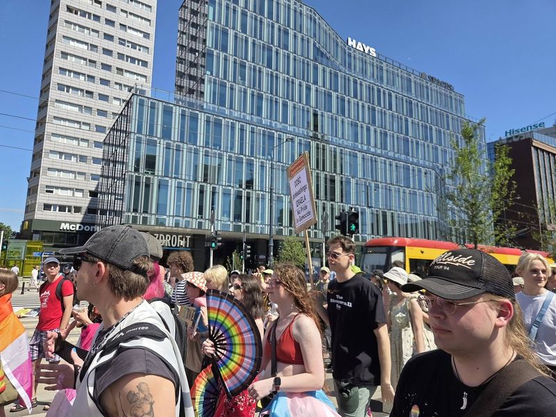 20.06.26 Alternatywna Parada Rowności w Warszawie. Była liczna… i bez wielkich korporacji, bez sponsorow Izraela. [„Pinkwashing”: ykorzystywanie osób LGBTQ+ do poprawy wizerunku].