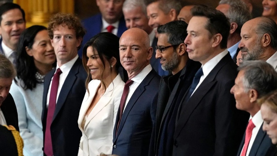 Podczas inauguracji Trumpa w 2025 r. techno-oligarchowie na dworze „króla”: Mark Zuckerberg (Meta), Jeff Bezos (Amazon), Sundar Pichai (Google) i Elon Musk (Tesla, SpaceX).