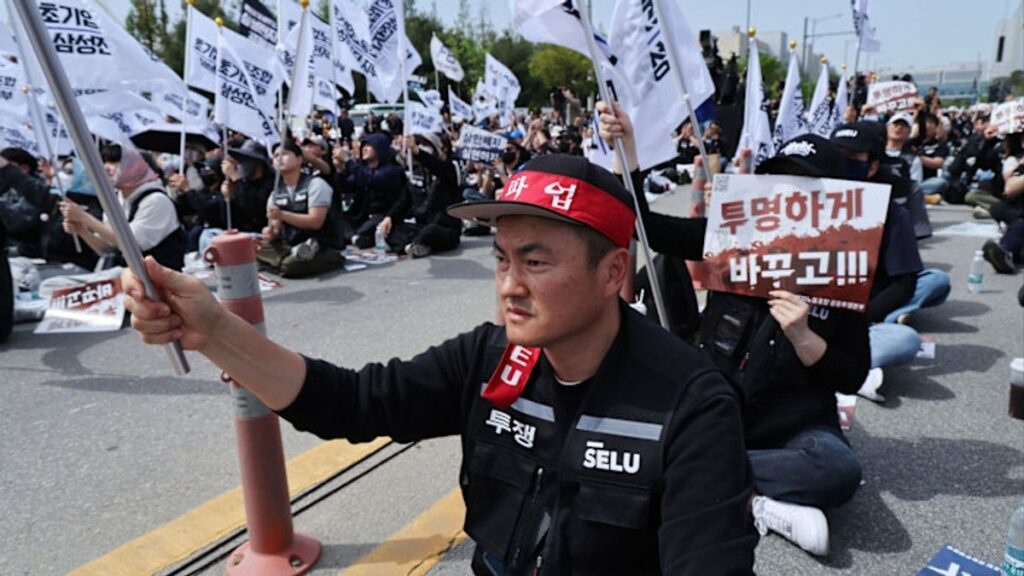 23.04.26. Około 40 tys. pracowników i pracownic Samsunga protestowało w ogromnym zakładzie produkcyjnym w Pyeongtaek. Groźbą strajku wywalczono podwyżki.