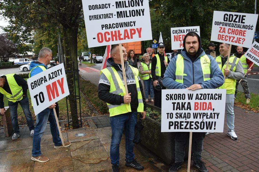 Kilkadziesiąt pracowników głośno protestowało 22 września przed główną siedzibą Grupy Azoty. 