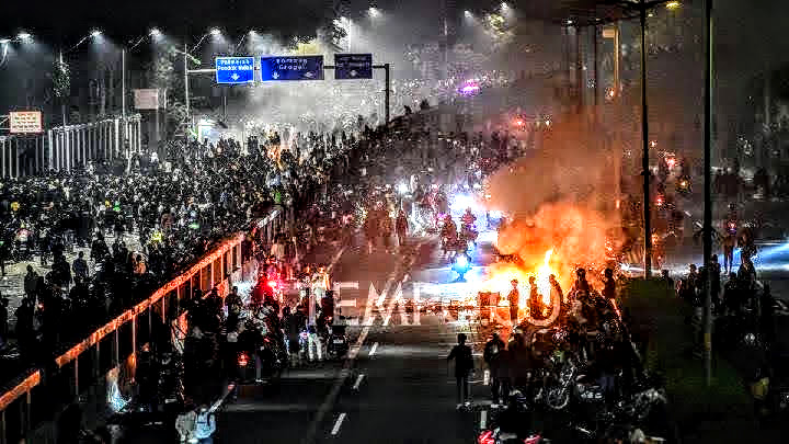 29.08.2025 Dżakarta, Indonezja. Bunt pokolenia „Z””.  Demonstracja przed parlamentem.