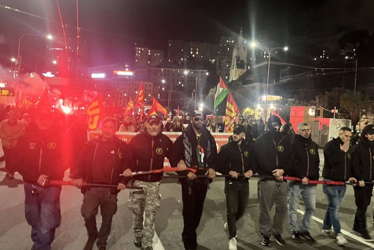 06.02.2026 Genua, Włochy. Demonstracja strajkujących dokerów i ich zwolenników. Dokerzy zatrzymali pracę w 21 portach w basenie Morza Śródziemnego w solidarności z Palestyną. We Włoszech, Grecji, Maroku i Turcji pracownicy skoordynowali strajk, by zakłócić przepływ broni do Izraela. Tak wygląda dzisiejszy internacjonalizm.