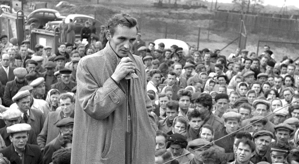 Październik 1956 r. Lechosław Goździk przemawia podczas wiecu na Żeraniu.