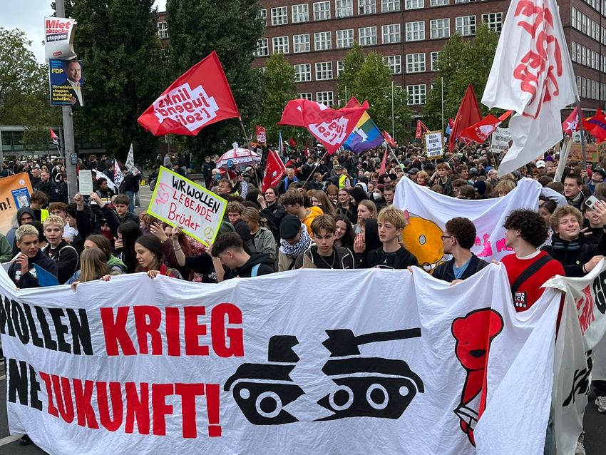 Tak się walczy z militaryzmem. 25.09.26 Berlin. Christine Buchholz, „Sozialismus von unten” (Socjalizm oddolny) pisze:.„Czwarty strajk szkolny przeciwko poborowi do wojska miał miejsce w stu miastach – wzięło w nim udział 45 tys. osób. 
